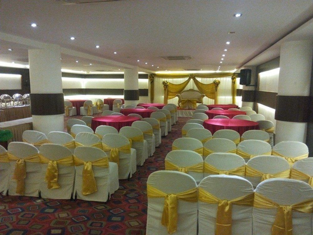 The Avenue Center Hotel Kochi Esterno foto