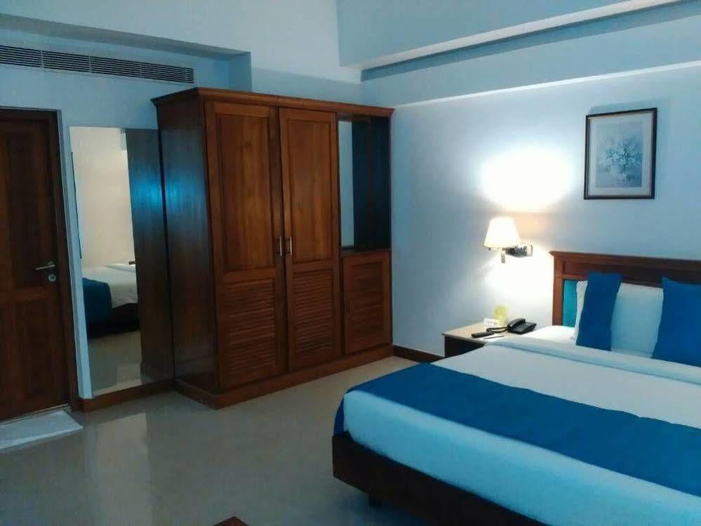 The Avenue Center Hotel Kochi Esterno foto