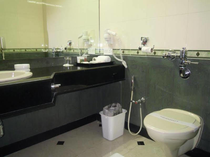 The Avenue Center Hotel Kochi Esterno foto