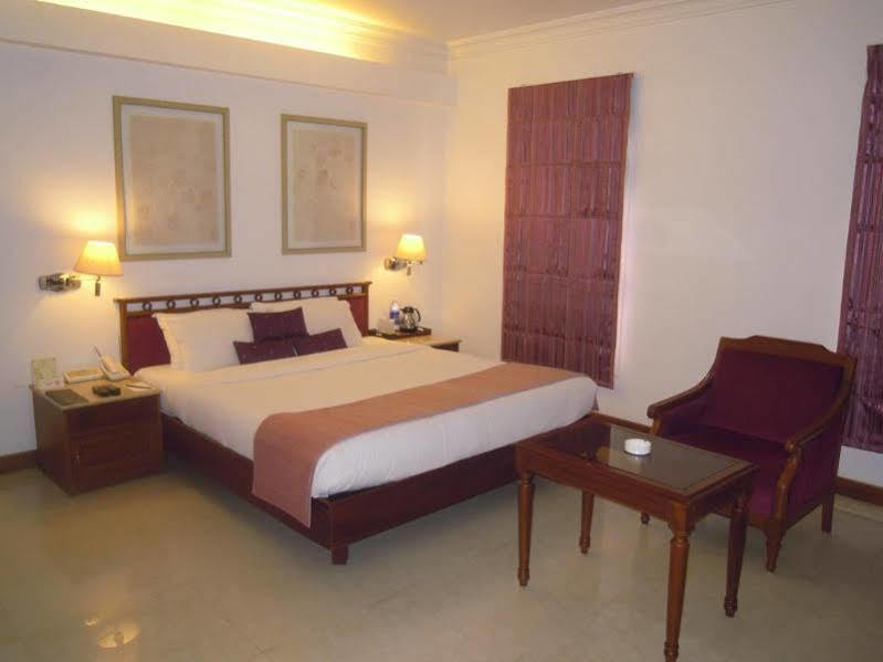 The Avenue Center Hotel Kochi Esterno foto