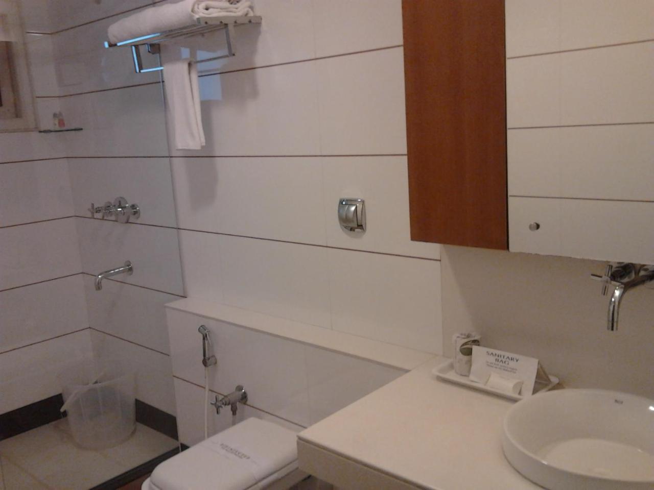 The Avenue Center Hotel Kochi Esterno foto